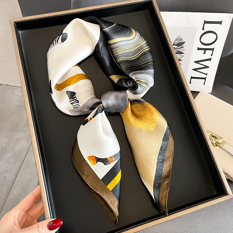 Sciarpa quadrata raffinata in seta 100% da donna | La Parisienne