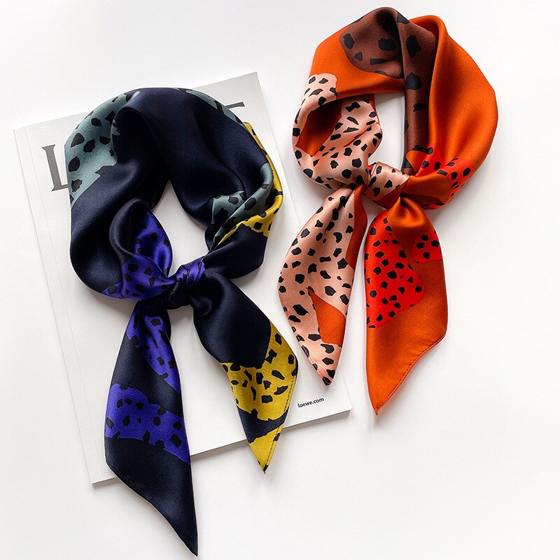 Cuadrado de seda 100% con estampado felino para mujer | The Parisian