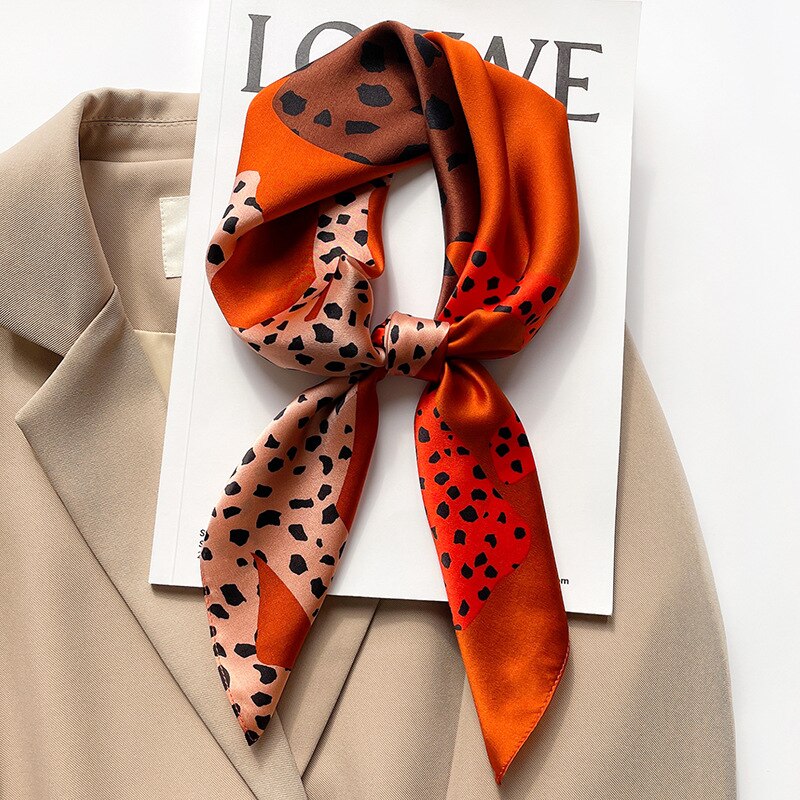 Cuadrado de seda 100% con estampado felino para mujer | The Parisian