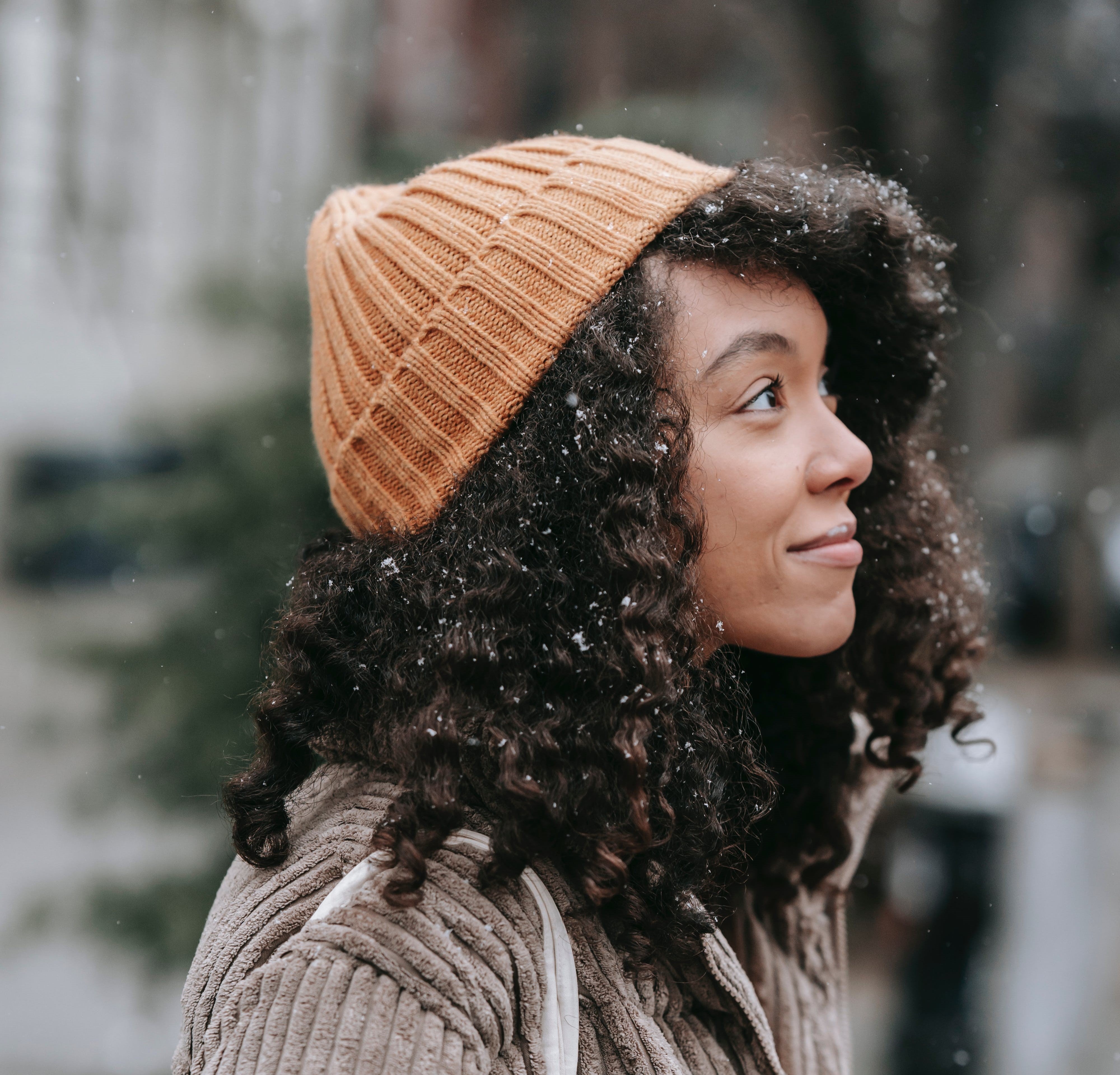 Accesorios de moda femenina en París en invierno: bufandas y boinas en el corazón de la elegancia